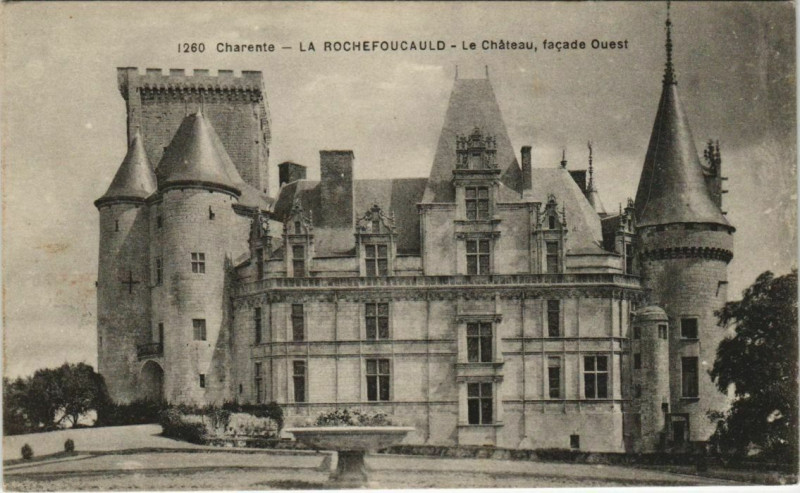 Carte postale ancienne La Rochefoucauld Le Chateau - Facade Ouest