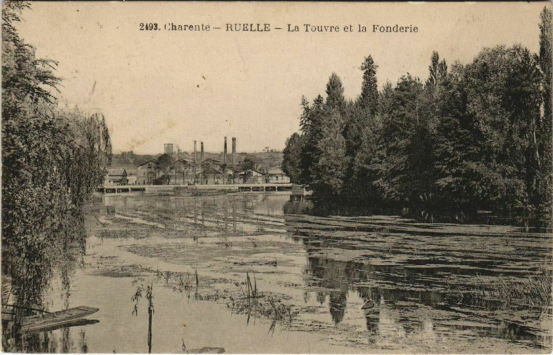 Carte postale ancienne Ruelle-sur-Touvre La Touvre et la Fonderie à Ruelle-sur-Touvre