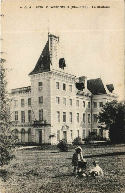 Carte postale ancienne Chasseneuil-sur-Bonnieure Le Chateau à Chasseneuil-sur-Bonnieure