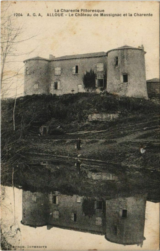 Carte postale ancienne Alloue Le Chateau de Massignac et la Charente à Alloue