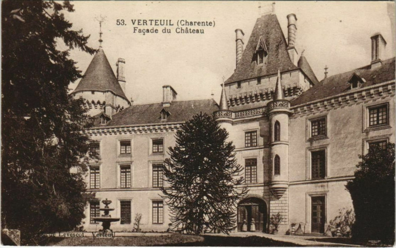 Carte postale ancienne Verteuil-sur-Charente Facade du Chateau à Verteuil-sur-Charente
