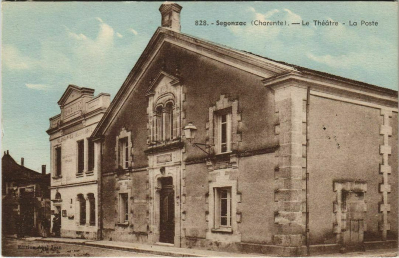 Carte postale ancienne Segonzac Le Theatre - La Poste à Segonzac