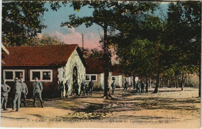Carte postale ancienne Camp de la Braconne - Un Coin des Cantonnements