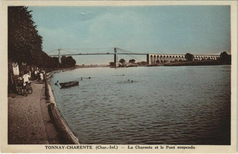 Carte postale ancienne Tonnay-Charente La Charente et le Pont Suspendu