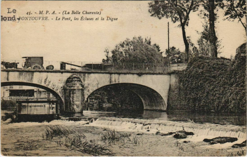 Carte postale ancienne Pontouvre Le Pont - Les Ecluses et la Digue à Touvre