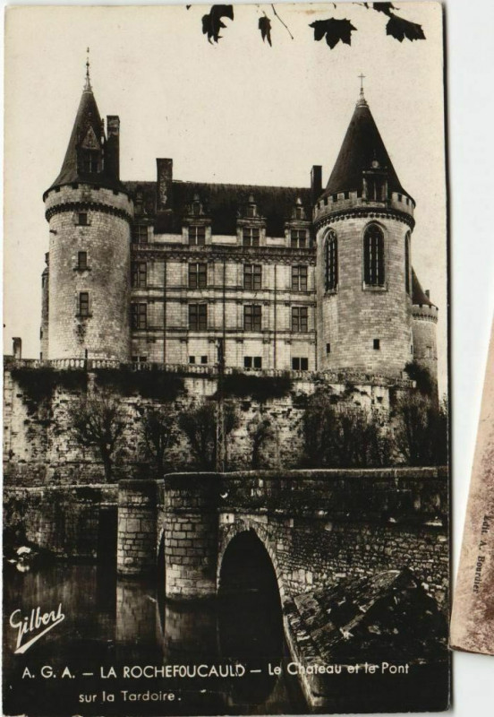 Carte postale ancienne La Rochefoucauld Le Chateau et le Pont