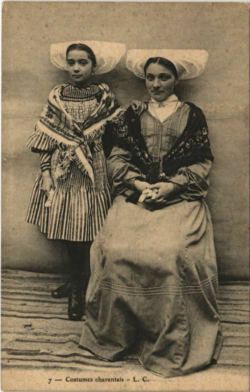 Carte postale ancienne Costumes Charentais - Femmes - Types