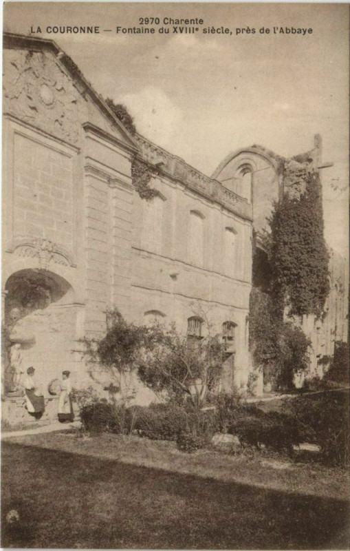 Carte postale ancienne La Couronne Fontaine du XVIIIe Siecle pres de l'Abbaye à La Couronne