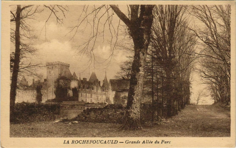 Carte postale ancienne La Rochefoucauld Grande Allee du Parc