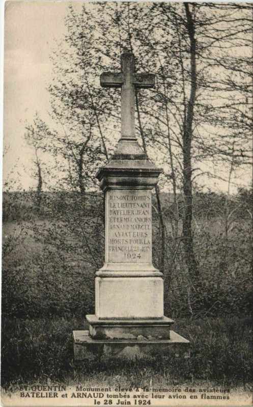 Carte postale ancienne Saint-Quentin Monument des Aviateurs Batelier et Arnaud