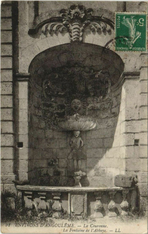 Carte postale ancienne La Couronne La Fontaine de l'Abbaye à La Couronne