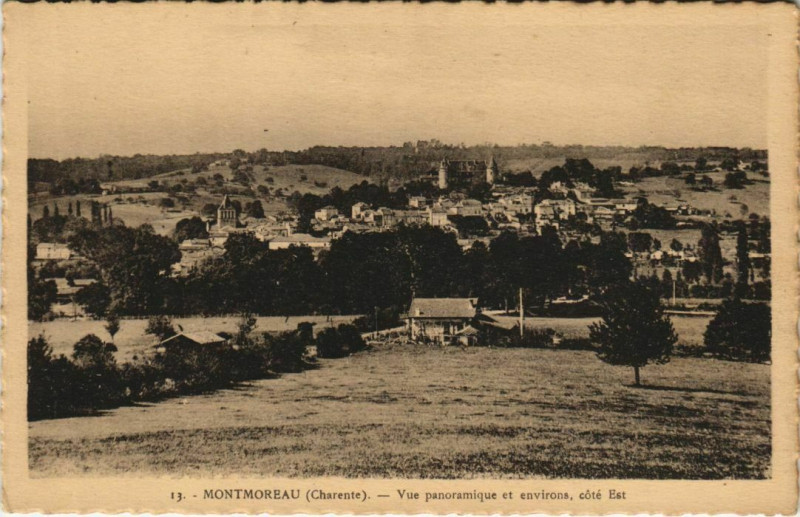 Carte postale ancienne Montmoreau Vue Panoramique et Environs - Cote Est à Montmoreau