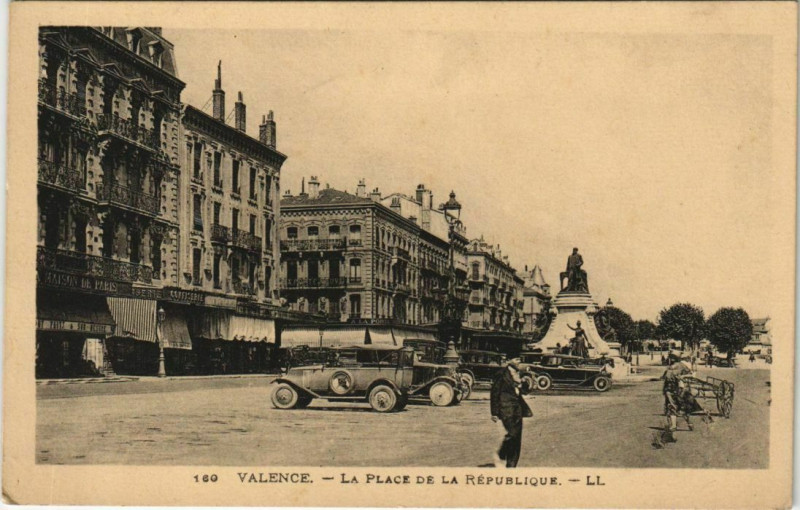 Carte postale ancienne Valence La Place de la Republique à Valence