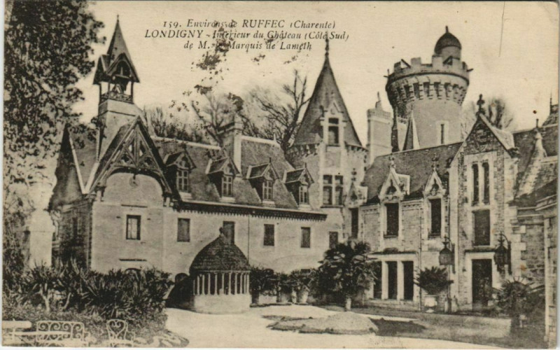 Carte postale ancienne Londigny Interieur du Chateau à Londigny
