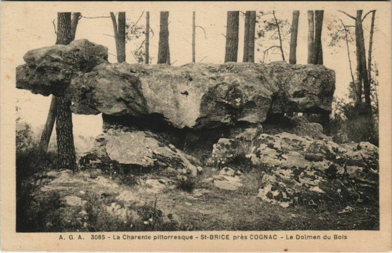 Carte postale ancienne Saint-Brice Le Dolmen du Bois à Saint-Brice