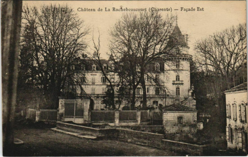 Carte postale ancienne La Rochefoucauld Chateau - Facade Est