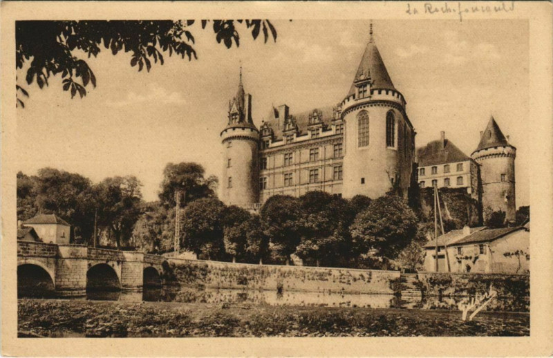 Carte postale ancienne La Rochefoucauld Le Chateau et la Tardoire