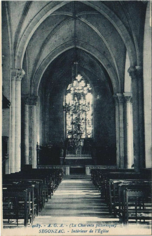 Carte postale ancienne Segonzac Interieur de l'Eglise à Segonzac