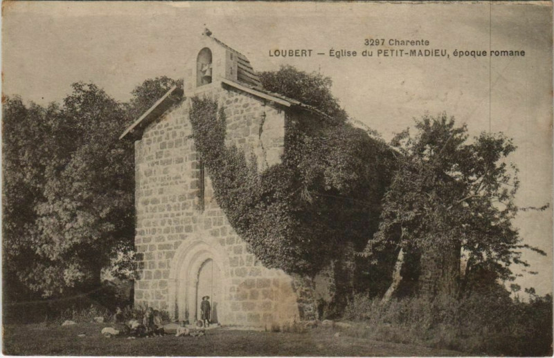 Carte postale ancienne Loubert Eglise du Petit-Madieu - Epoque Romane
