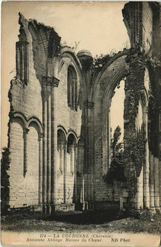 Carte postale ancienne La Couronne Ancienne Abbaye - Ruines du Choeur à La Couronne