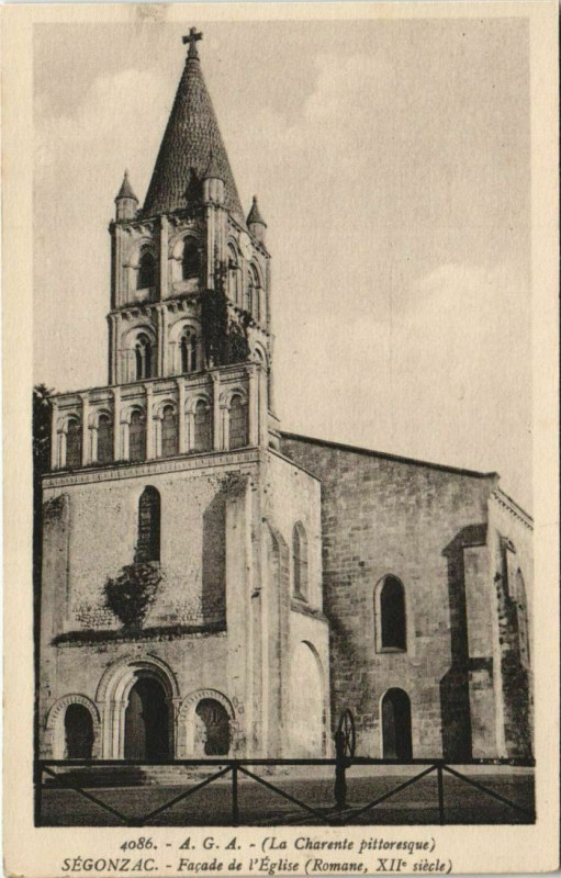 Carte postale ancienne Segonzac Facade de l'Eglise à Segonzac