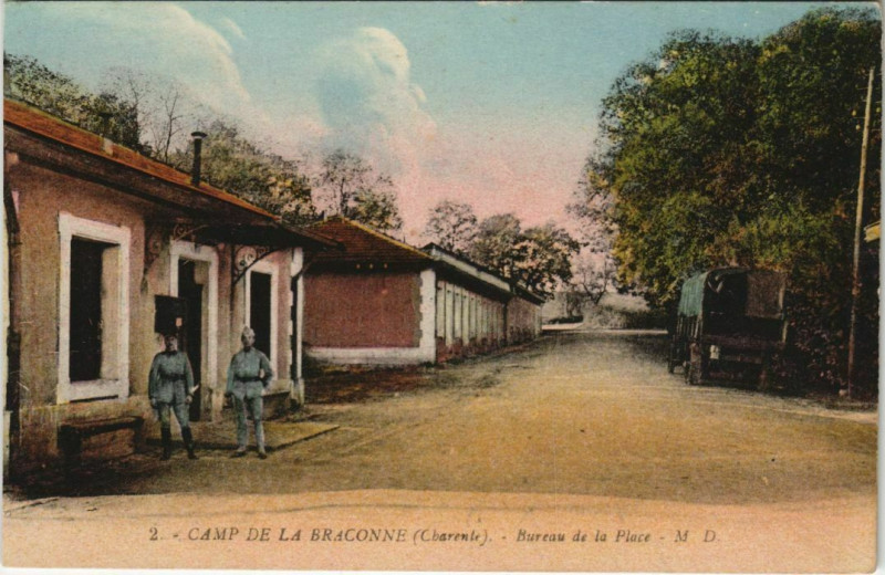 Carte postale ancienne Camp de la Braconne - Bureau de la Place