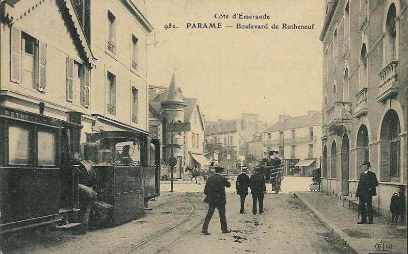 Carte postale ancienne Paramé - Boulevard de Rotheneuf avec une des deux locomotives Decauville type 6 « Paramé » ou « Rotheneuf »