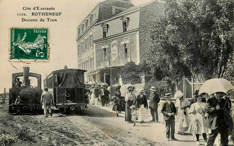 Carte postale ancienne Rotheneuf avec une des deux locomotives Decauville type 6 « Paramé » ou « Rotheneuf »