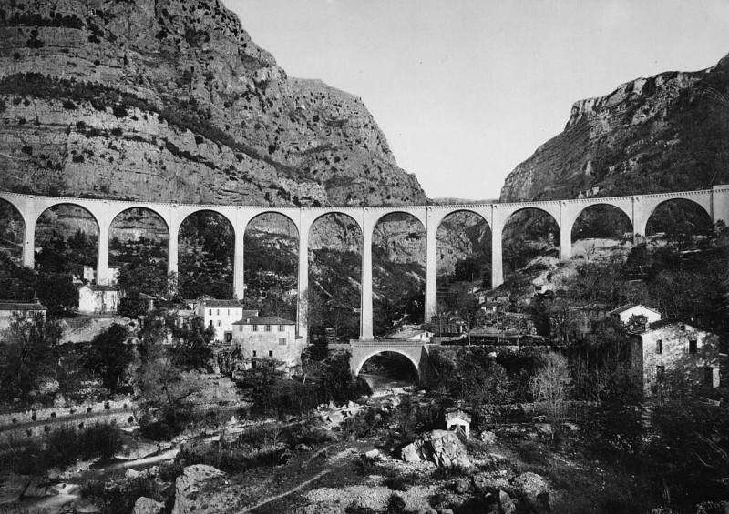 Carte postale ancienne Gourdon, bridge over Gorges de Loup, Grasse, France, ca. 1895 (cropped, grayscale) à Gourdon