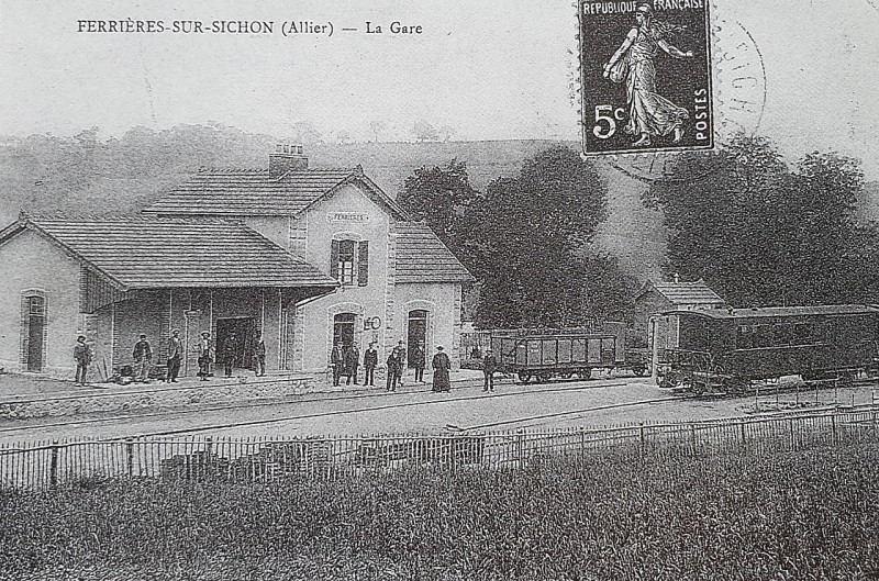 Carte postale ancienne Ancienne gare de Ferrières-sur-Sichon