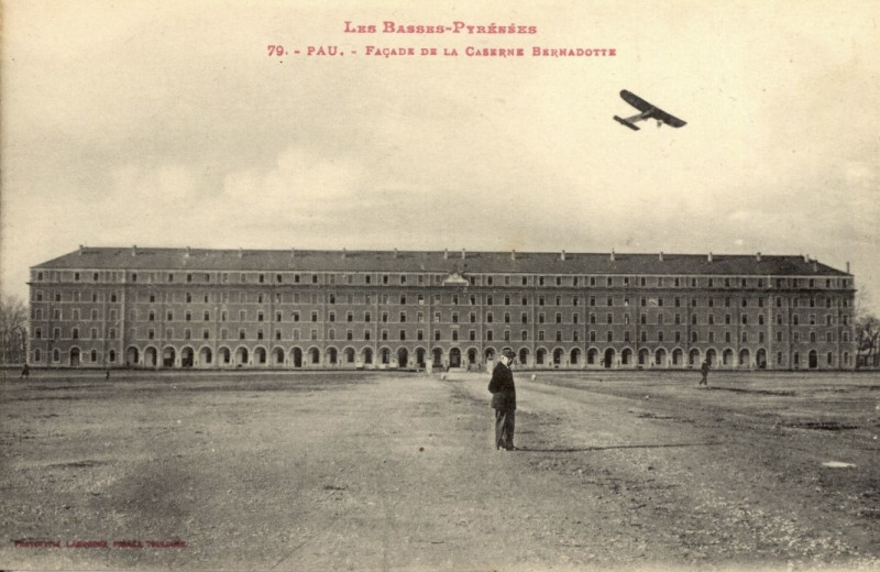 Carte postale ancienne Façade de la Caserne Bernadotte