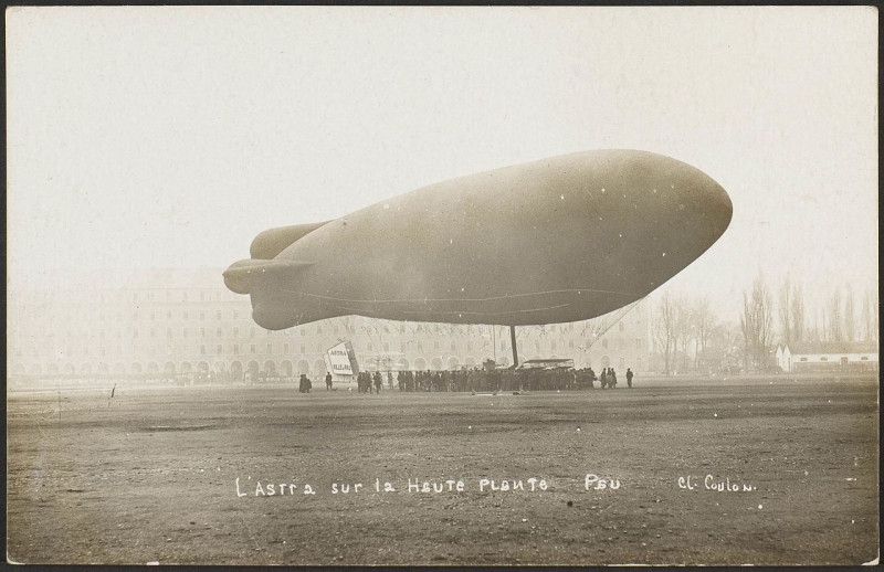 Carte postale ancienne Dirigeable Place Verdun
