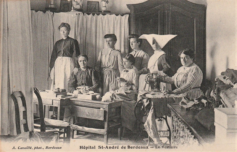 Carte postale ancienne Bordeaux - Hôpital Saint-André - le vestiaire à Bordeaux