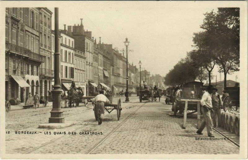 Carte postale ancienne Bordeaux - Quais des Chartrons à Bordeaux