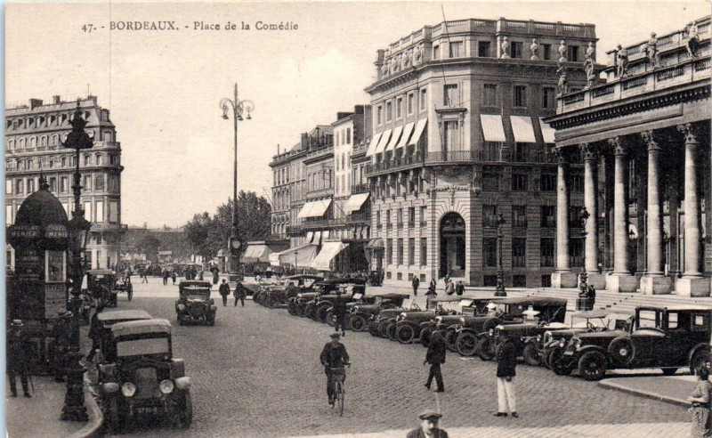 Carte postale ancienne Bordeaux - Place de la Comédie à Bordeaux