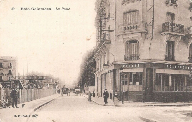 Carte postale ancienne Bois-Colombes.Poste.Voie ferrée