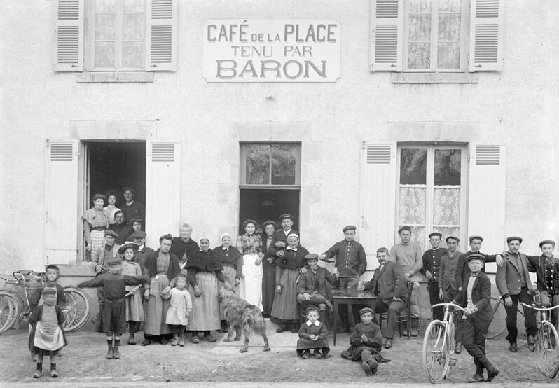 Carte postale ancienne Boigny-sur-Bionne. Carte postale ancienne. 1920. Café de la place tenu par Baron à Boigny-sur-Bionne