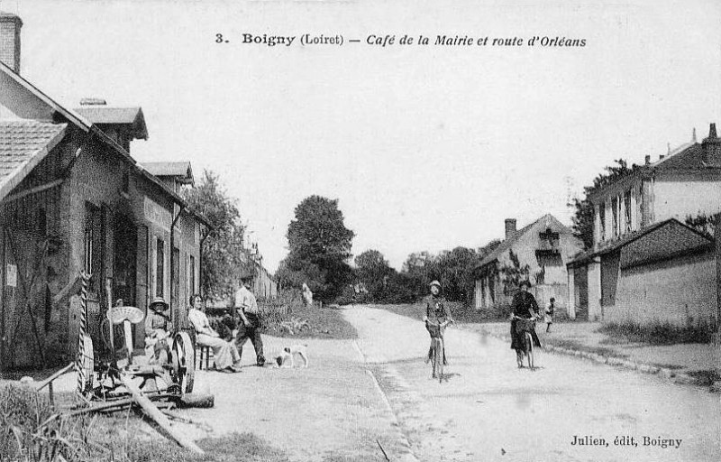 Carte postale ancienne 45. Boigny. Carte ancienne. Café de la Mairie et route d'Orléans à Boigny-sur-Bionne