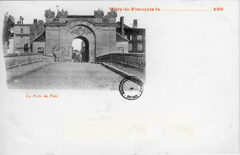 Carte postale ancienne Vitry 4411 porte du pont