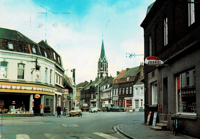 Carte postale ancienne Place de la république à Wasquehal en 1975