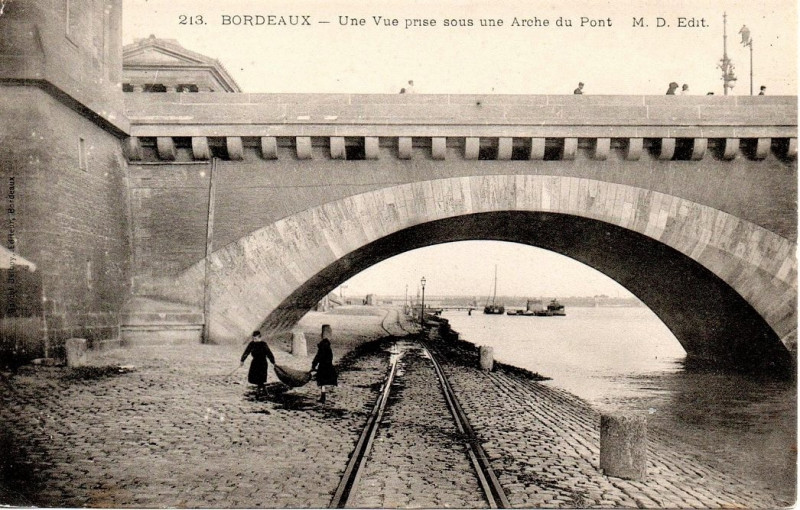 Carte postale ancienne Bordeaux - Pont de Pierre - vue sous l'arche à Bordeaux