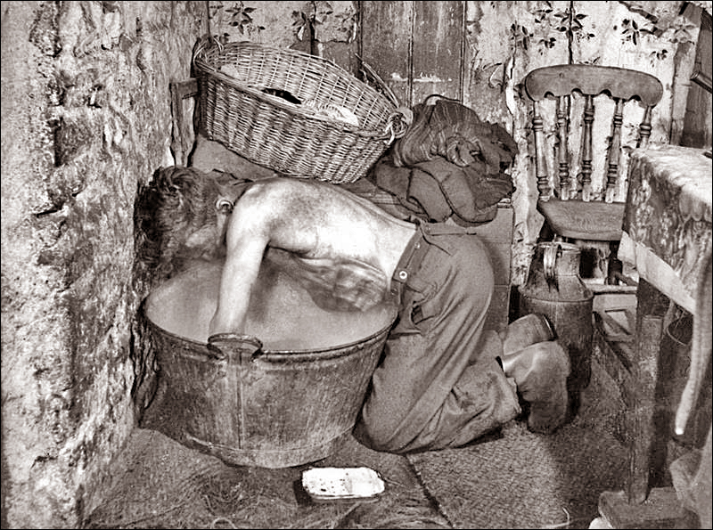 Carte postale ancienne La salle de bain du mineur au Pays de Galles, début du 20e siècle