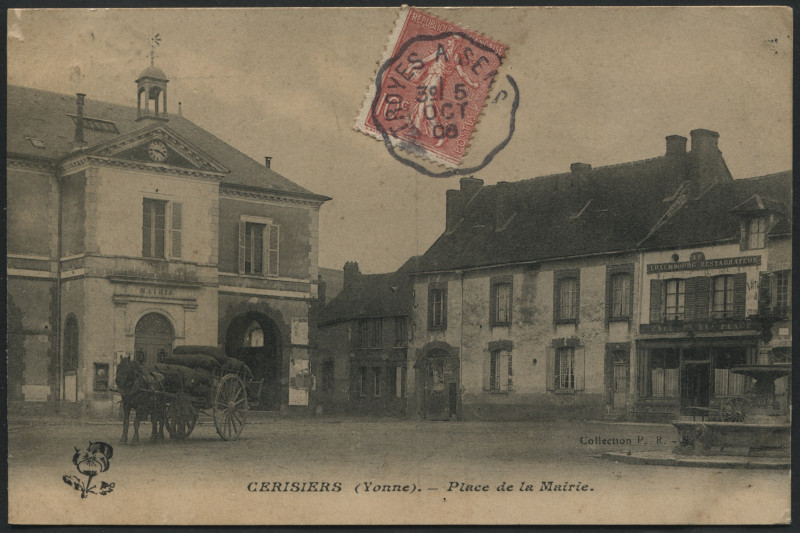 Carte postale ancienne Place de la Mairie à Cerisiers