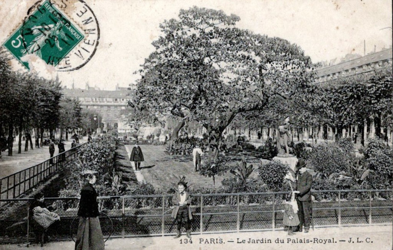Carte postale ancienne Le Jardin du Palais-Royal à Paris 1er