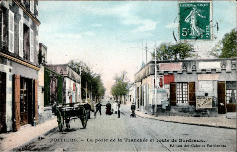 Carte postale ancienne La porte de la Tranchée et route de Bordeaux à Poitiers