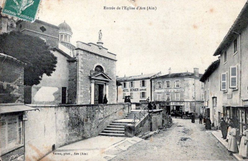Carte postale ancienne Entrée de l'Église à Ars-sur-Formans
