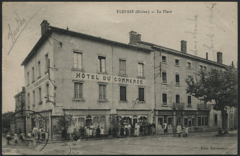 Carte postale ancienne La Place à Fleurie