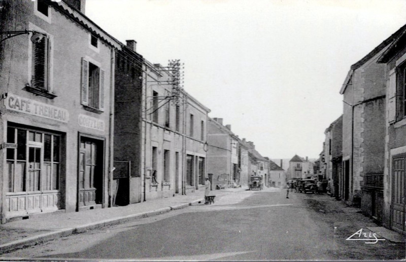 Carte postale ancienne Grande Rue, La Poste à Genouilly