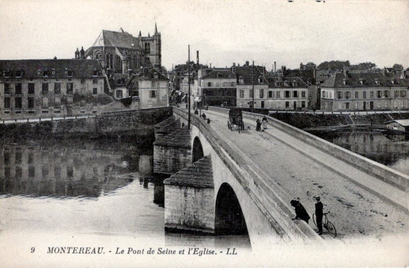 Carte postale ancienne Le Pont de Seine et l'Eglise à Montereau-Fault-Yonne