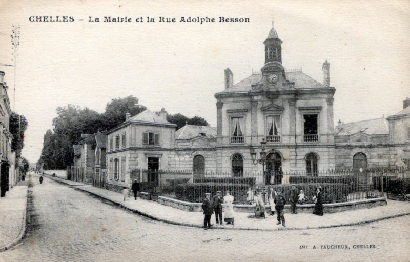 Carte postale ancienne La Mairie et la Rue Adolphe Besson à Chelles